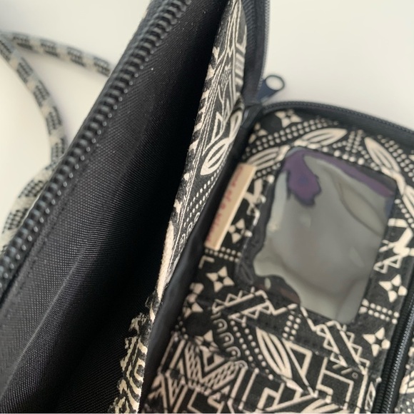 KAVU Go Time Crossbody Wallet Geometric Black White Southwest Aztec Western Zip - Picture 8 of 12